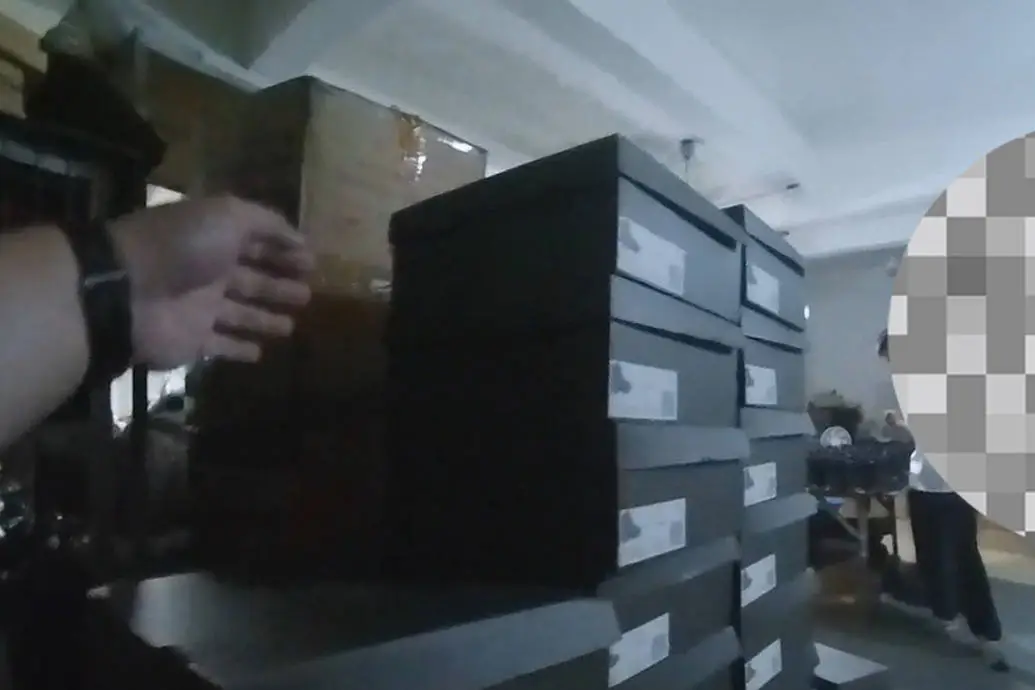 犯罪团伙直播间卖假鞋，扫码竟能进正品官网？警方出手了  第3张