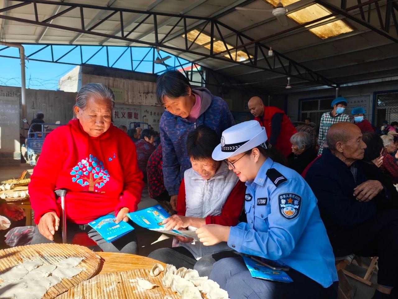 包饺子话家常讲安全,安平县交警大队交通安全宣传活动走进乡村 第3张 包饺子话家常讲安全,安平县交警大队交通安全宣传活动走进乡村 第3张
