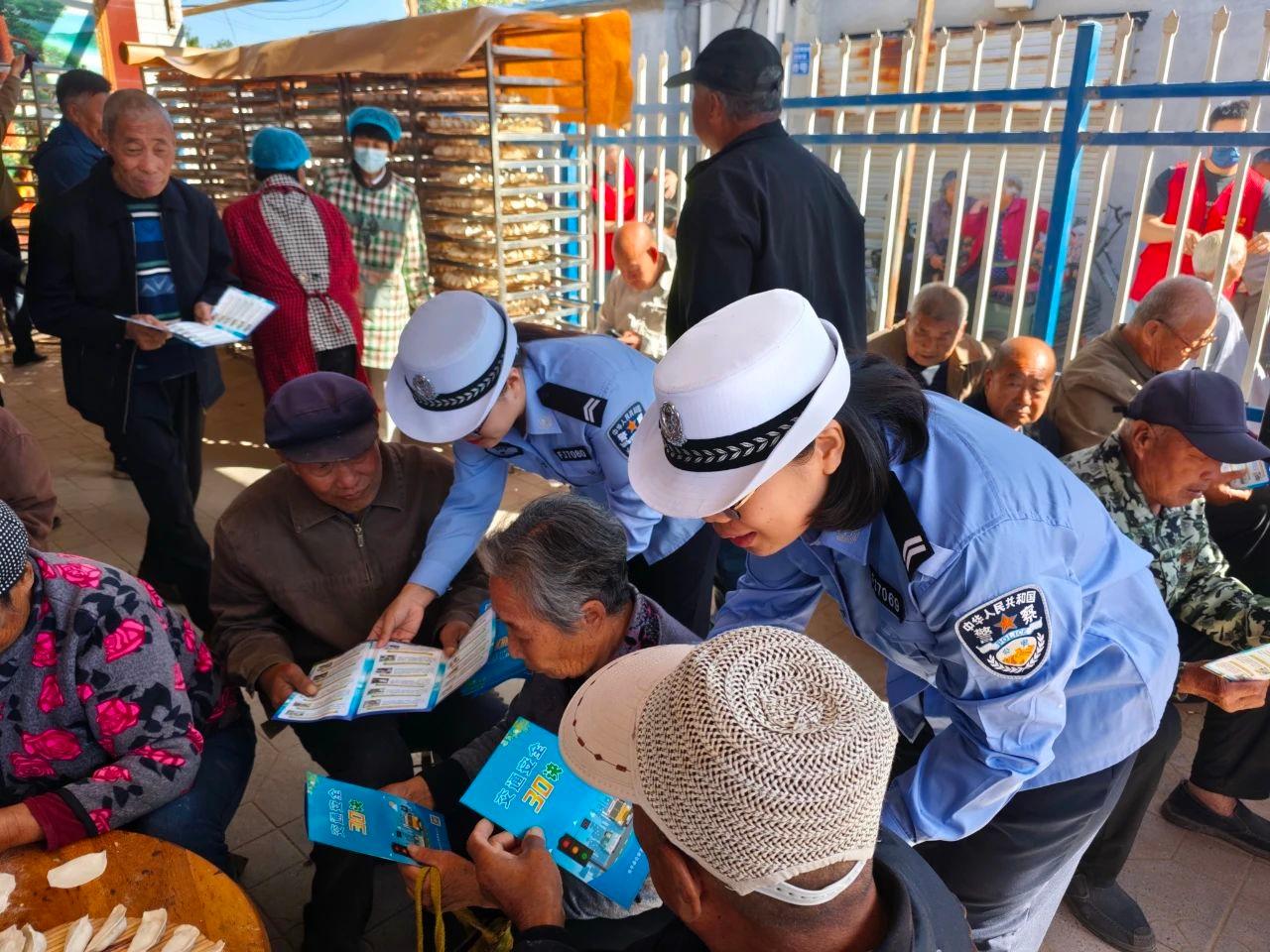 包饺子话家常讲安全,安平县交警大队交通安全宣传活动走进乡村 第4张 包饺子话家常讲安全,安平县交警大队交通安全宣传活动走进乡村 第4张