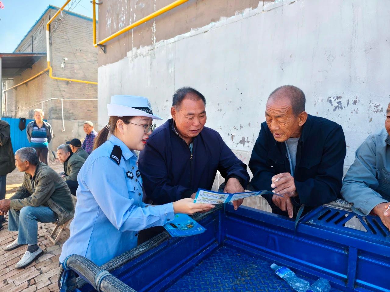 包饺子话家常讲安全,安平县交警大队交通安全宣传活动走进乡村 第5张 包饺子话家常讲安全,安平县交警大队交通安全宣传活动走进乡村 第5张