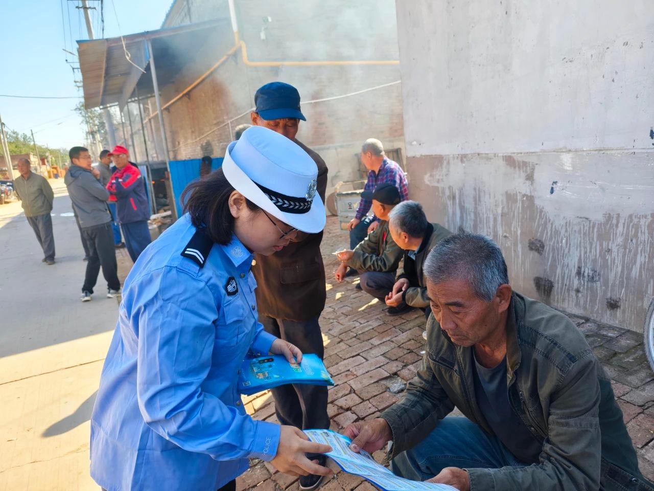 包饺子话家常讲安全,安平县交警大队交通安全宣传活动走进乡村 第6张 包饺子话家常讲安全,安平县交警大队交通安全宣传活动走进乡村 第6张