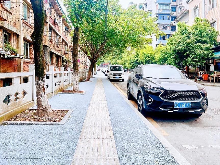 贡井区人行道大改造！美观实用还不积水，下雨天也能放心出门啦  第2张