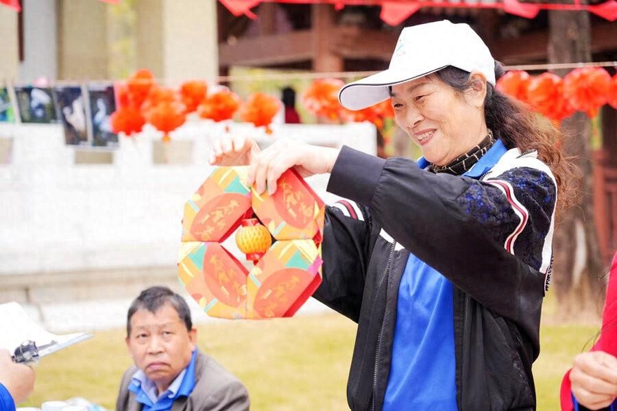 67 岁老人大病初愈后做了这件事，竟让他成为小区的骄傲  第1张