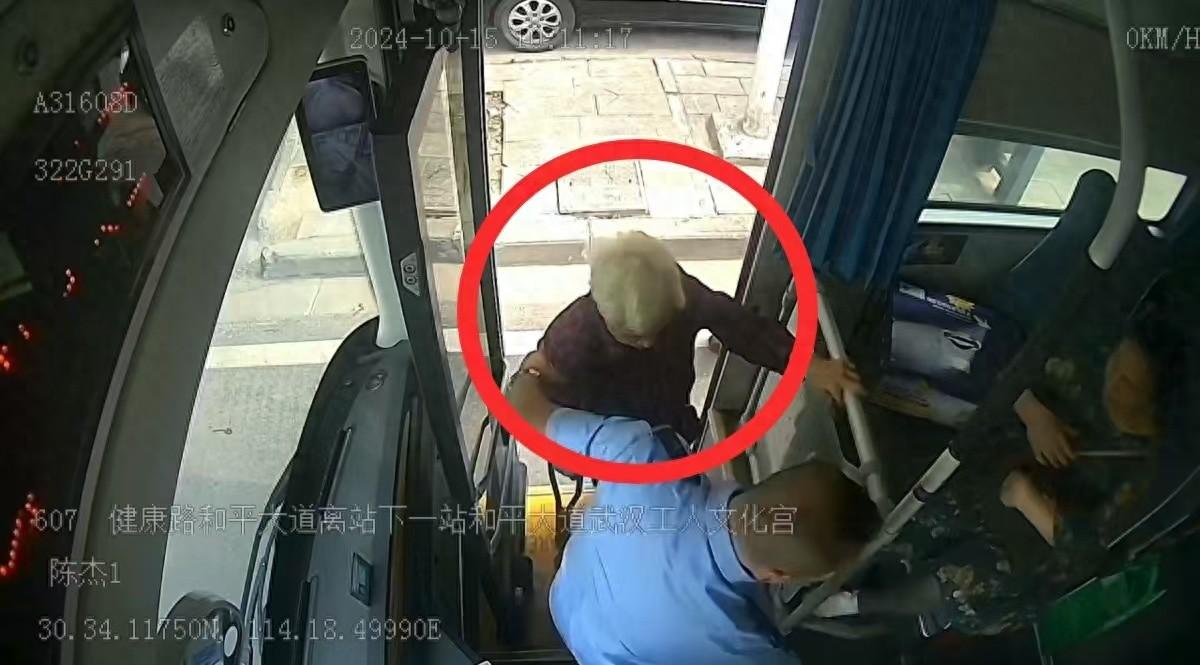 司机搀扶行动不便老人上车，下车后老人的举动令人动容  第1张