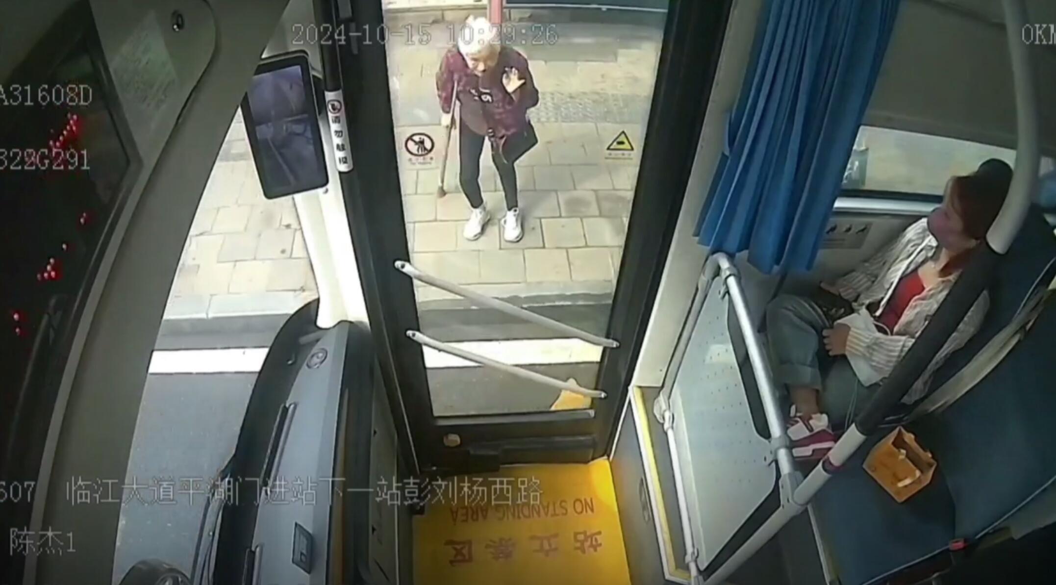司机搀扶行动不便老人上车，下车后老人的举动令人动容  第2张
