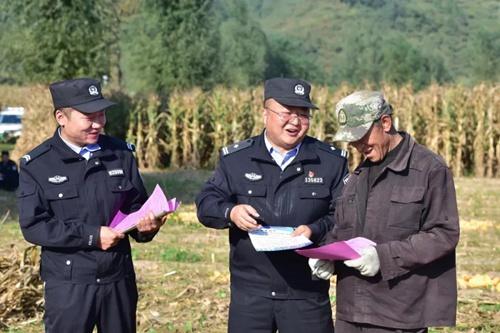 民警护秋收，平安满田间！华亭公安服务到位，暖心守护丰收路  第1张