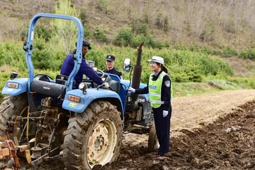 民警护秋收，平安满田间！华亭公安服务到位，暖心守护丰收路  第2张