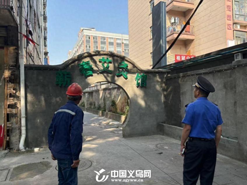 养生馆擅自设门洞阻挡消防通道，生命安全谁来保障？  第1张