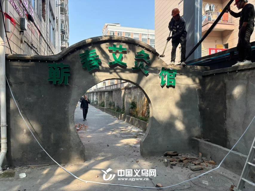 养生馆擅自设门洞阻挡消防通道，生命安全谁来保障？  第2张