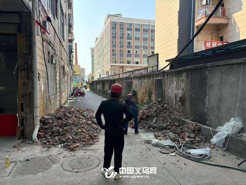 养生馆擅自设门洞阻挡消防通道，生命安全谁来保障？  第3张