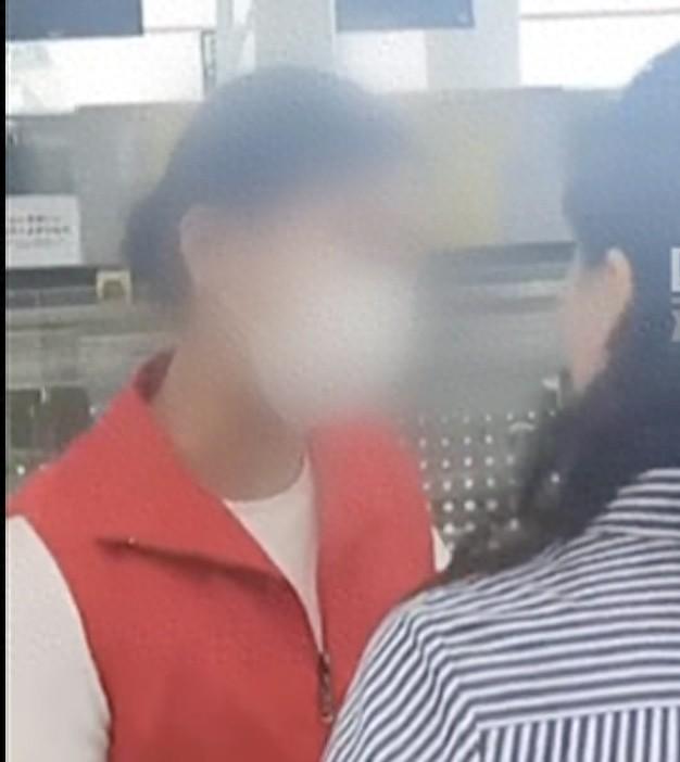 网红主播强迫志愿者摘口罩，被打抱不平大哥打掉手机，机场公安介入调查
