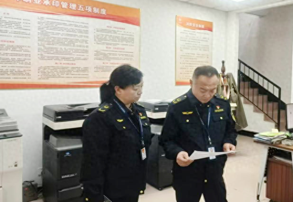 10 月 15 日，万柏林区市场监管局突击排查非法出版物，你家附近的书店安全吗？  第1张