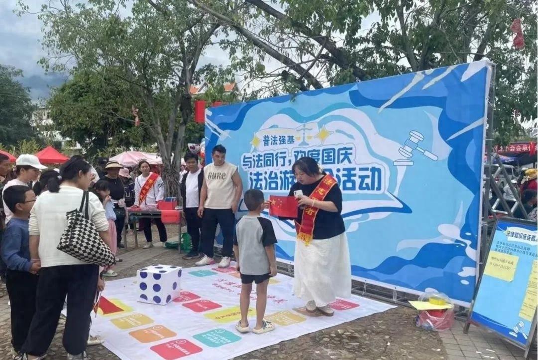 体验式普法，让法治宣传更聚人气！新平县司法局戛洒司法所将法治元素带进美食节  第1张