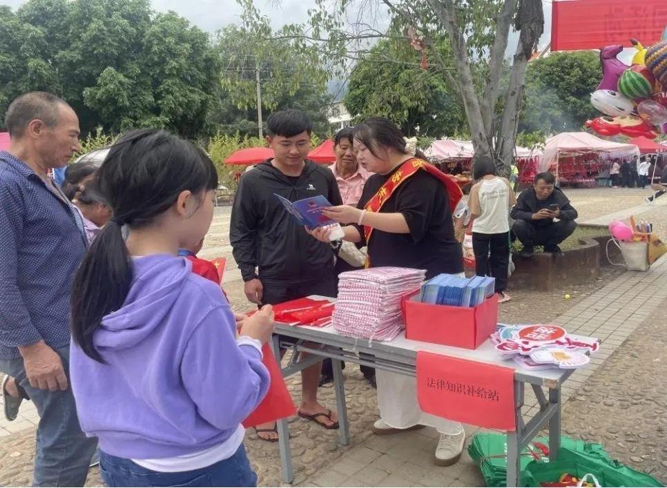 体验式普法，让法治宣传更聚人气！新平县司法局戛洒司法所将法治元素带进美食节  第2张