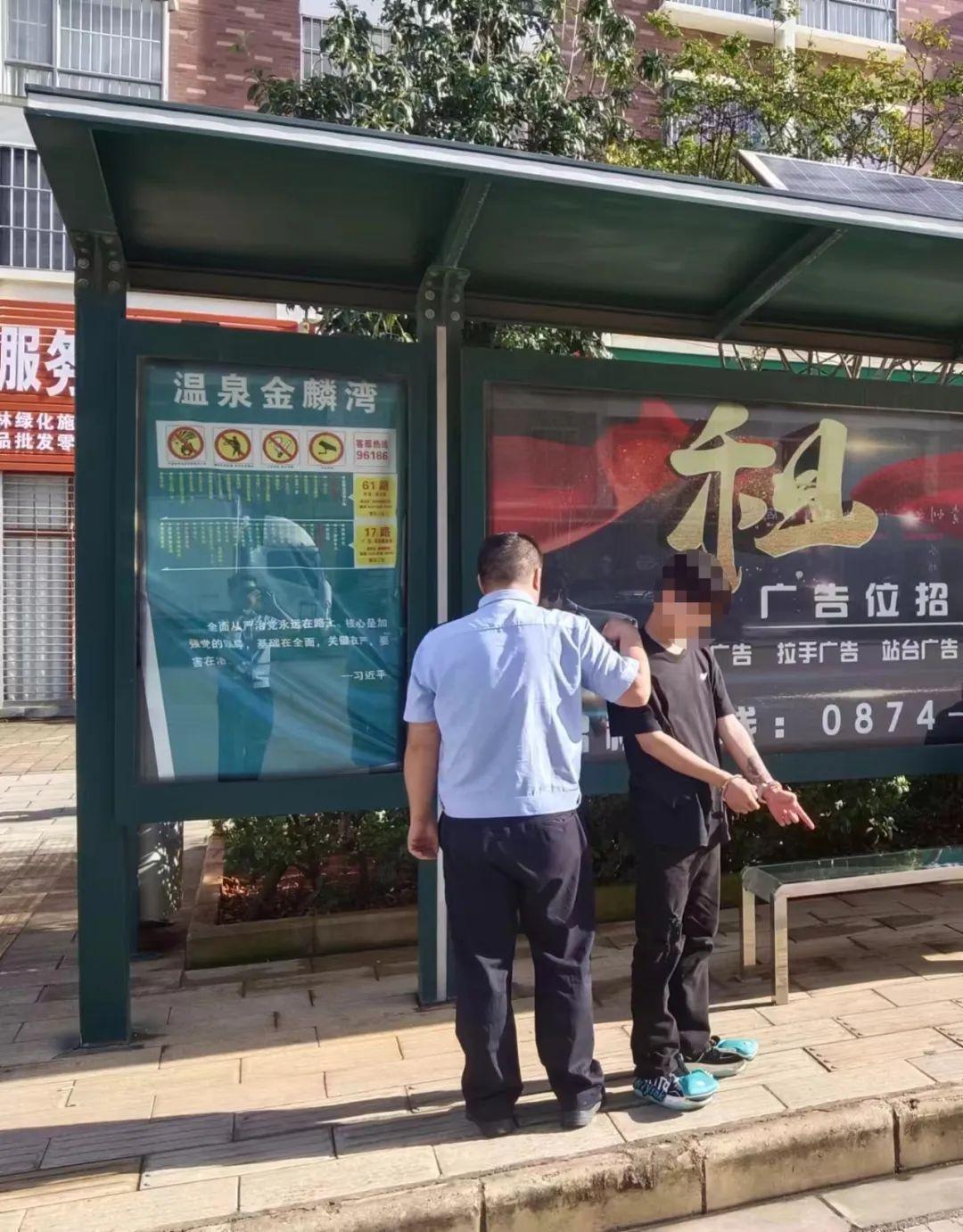 女子公交站遭陌生男子暴打，惊魂未定！警方 3 月缉凶，真相令人  第3张