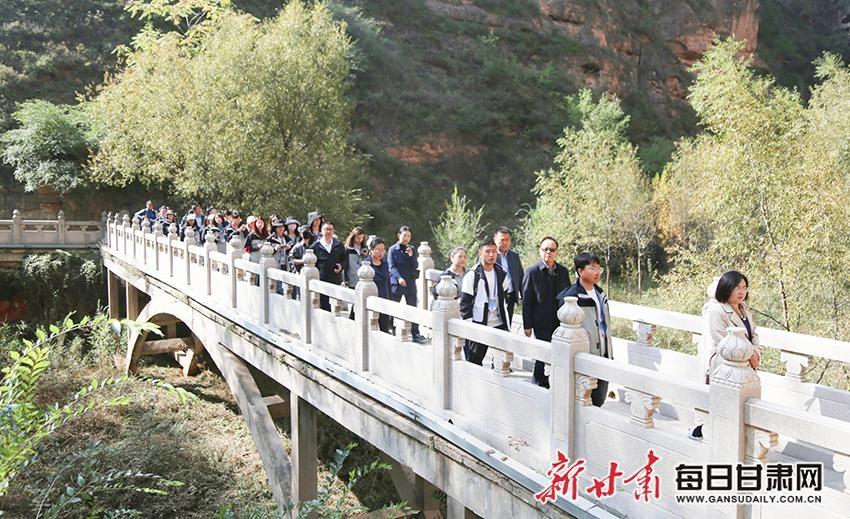 悬崖峭壁间的璀璨明珠！炳灵寺石窟，千年匠心传承，续写甘肃石窟故事  第2张