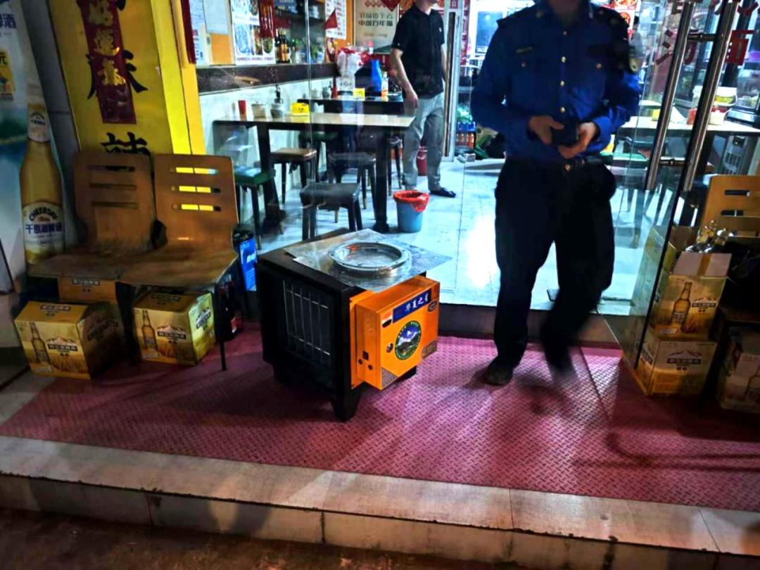 油烟直排危害大!执法队员现场普法,责令整改 第3张 油烟直排危害大!执法队员现场普法,责令整改 第3张