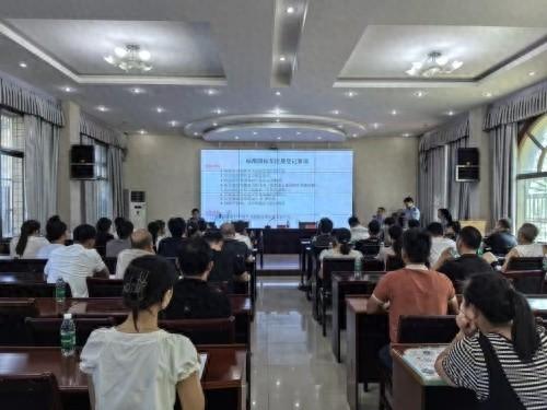 萍乡市上栗县市场监管局联合交警大队召开电动自行车整治会议，40 余户销售单位参加