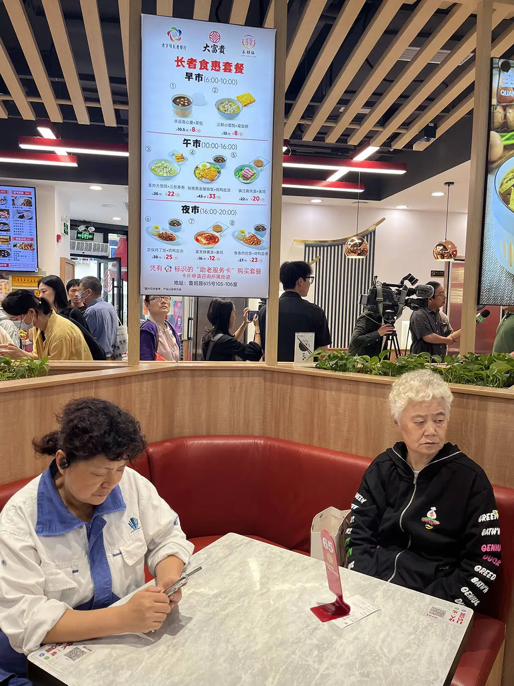 70 岁老人每天不用为吃犯愁，只因家门口开了这家食堂