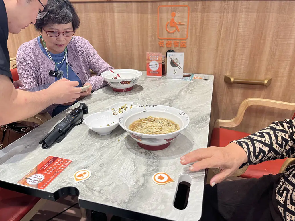 70 岁老人每天不用为吃犯愁，只因家门口开了这家食堂  第2张