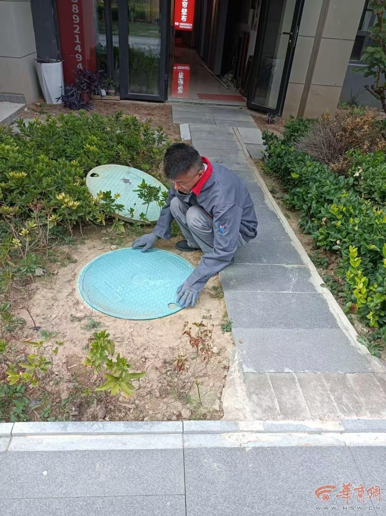 交房一年多小区井盖就烂了？业主：这质量也太差了吧  第2张