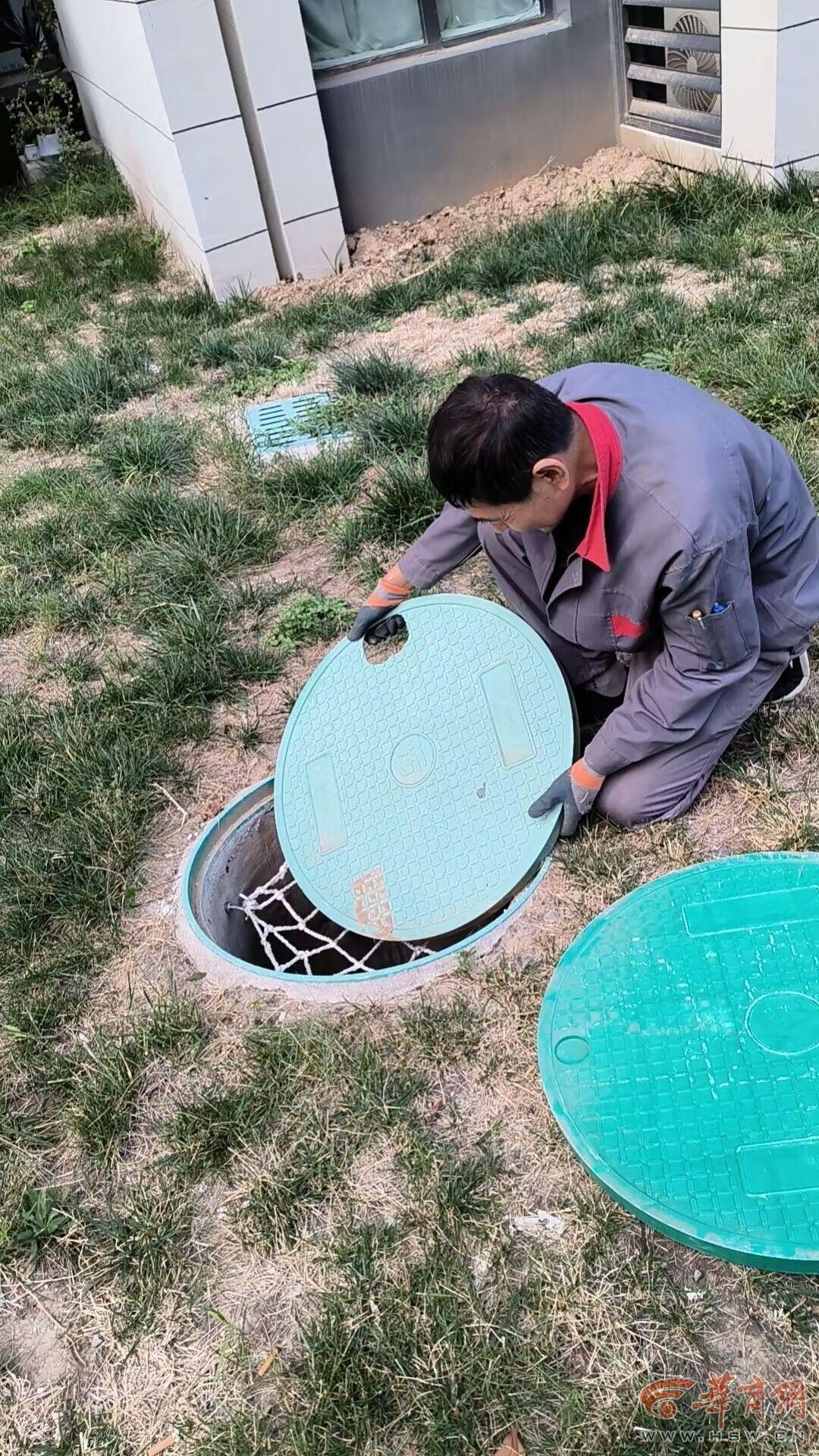 交房一年多小区井盖就烂了？业主：这质量也太差了吧  第3张