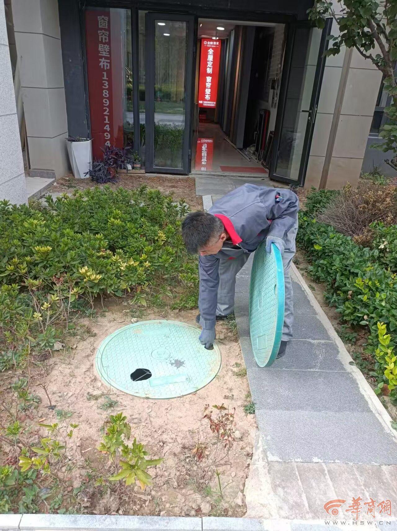 交房一年多小区井盖就烂了？业主：这质量也太差了吧  第4张