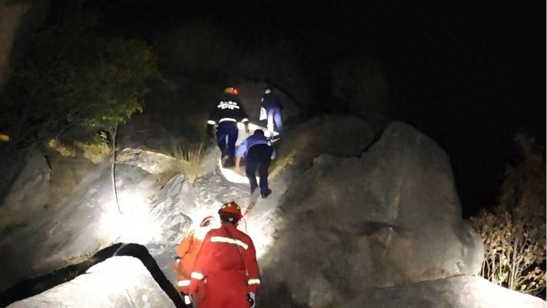 两名驴友被困未开发山区，消防员如何在陡峭山势下成功营救？