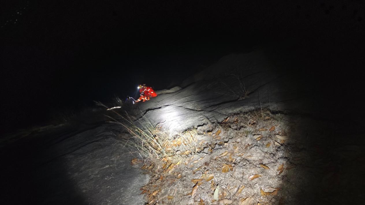 两名驴友被困未开发山区，消防员如何在陡峭山势下成功营救？  第2张