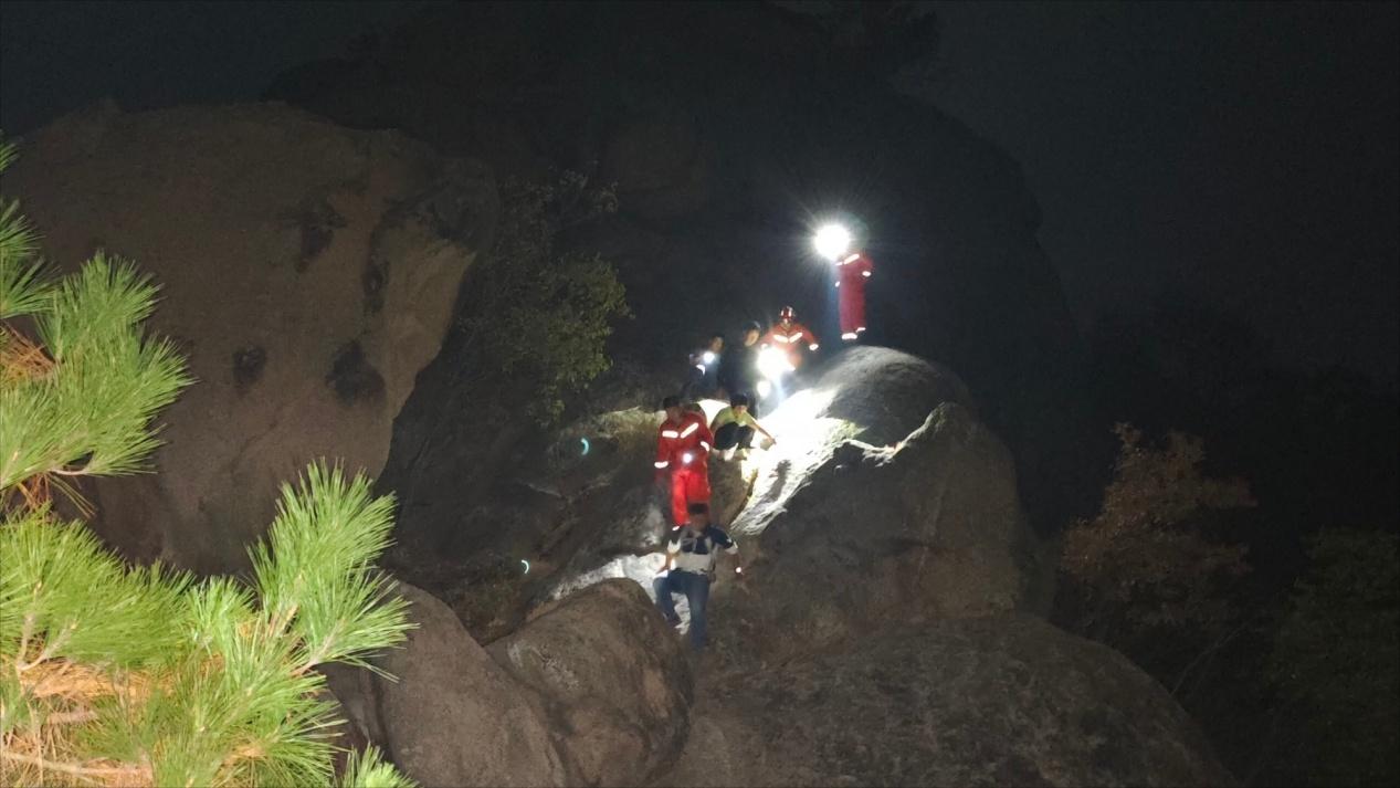 两名驴友被困未开发山区，消防员如何在陡峭山势下成功营救？  第3张