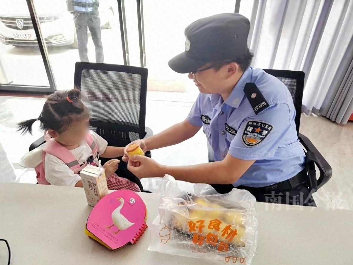 3 岁女童街头迷路，看到民警后她哭着说了这句话
