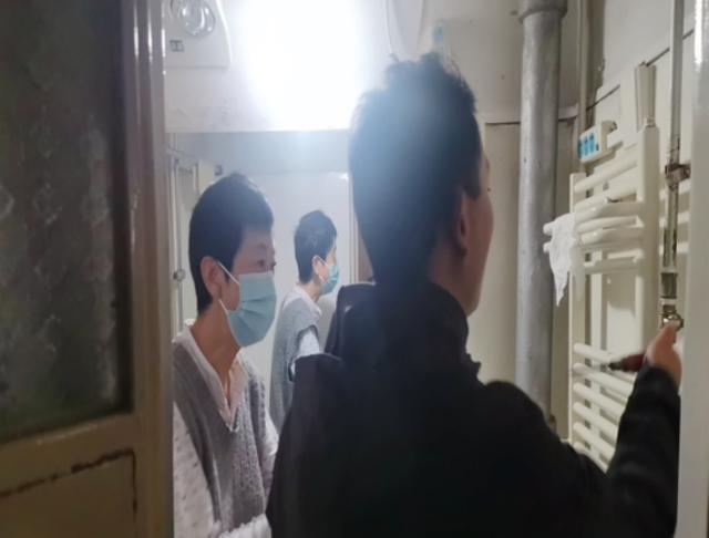 桥二社区居民杨女士家中暖气漏点，数百元泄水费该谁出？  第2张