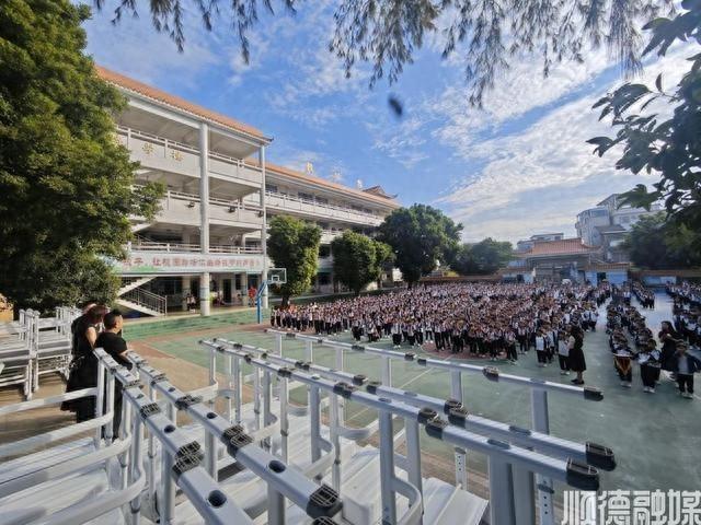 290 套课桌椅捐赠！泰安小学迎来爱心企业和热心人士，无私奉献传递美德  第1张