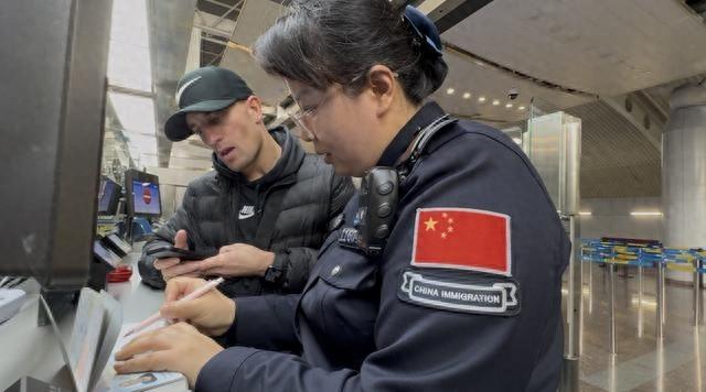乌克兰拳击名将签证过期险误事，北京边检民警助其顺利入境  第1张