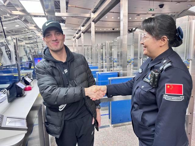 乌克兰拳击名将签证过期险误事，北京边检民警助其顺利入境  第3张