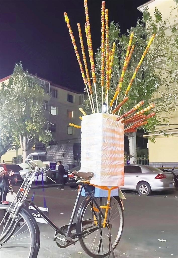巨型零食亮相呼和浩特，带来全新视觉享受，吸引众多市民前来打卡  第2张