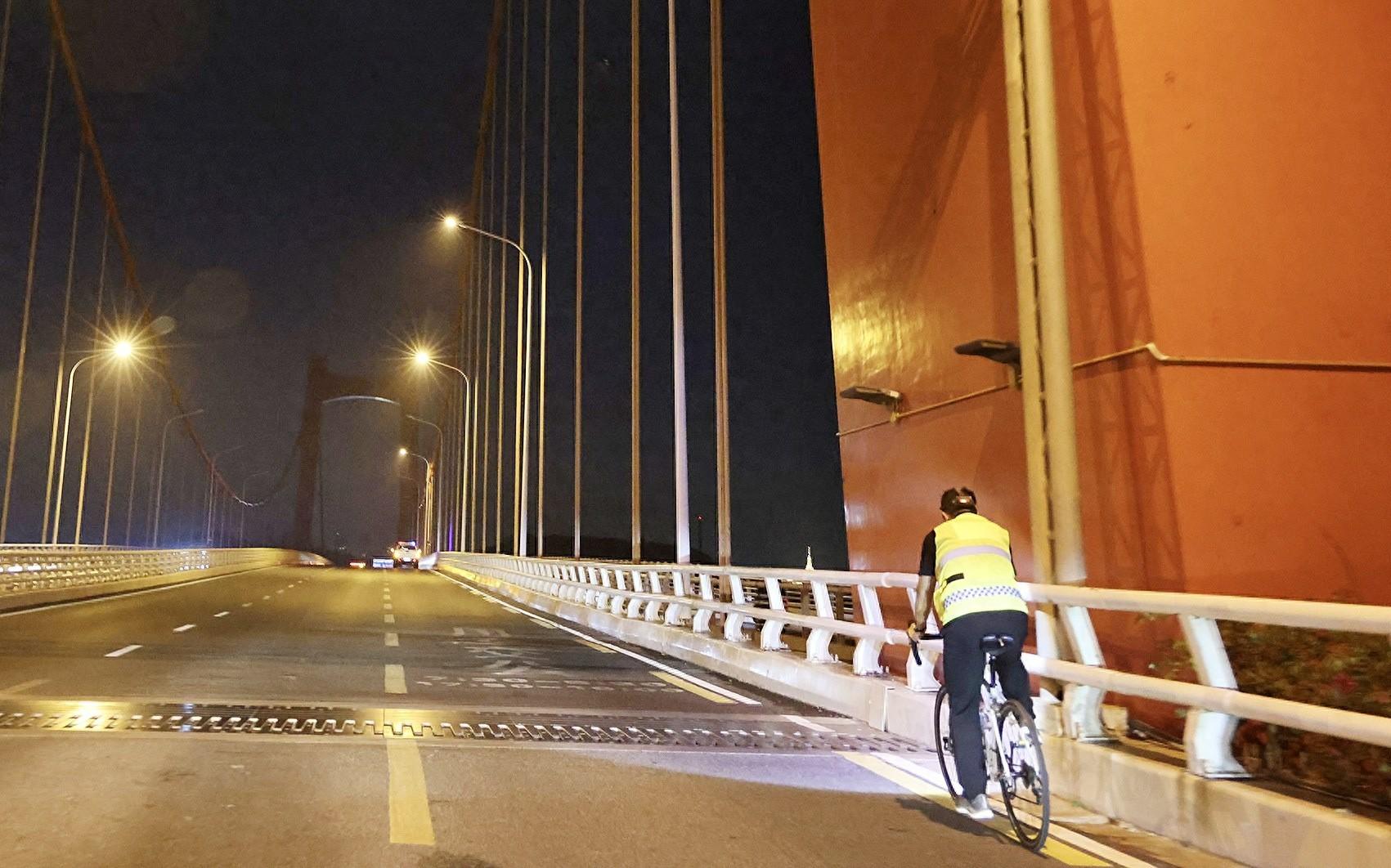 42.195 公里的精准呈现，丈量员骑自行车校准赛道，只为全力奔跑的你  第1张