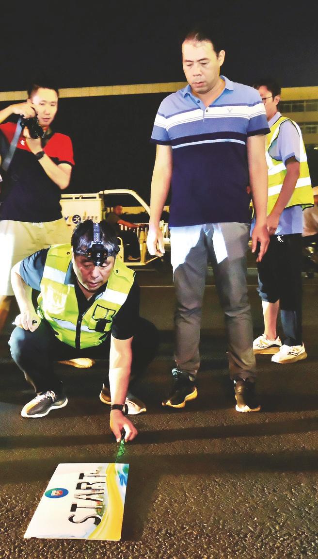42.195 公里的精准呈现，丈量员骑自行车校准赛道，只为全力奔跑的你  第2张