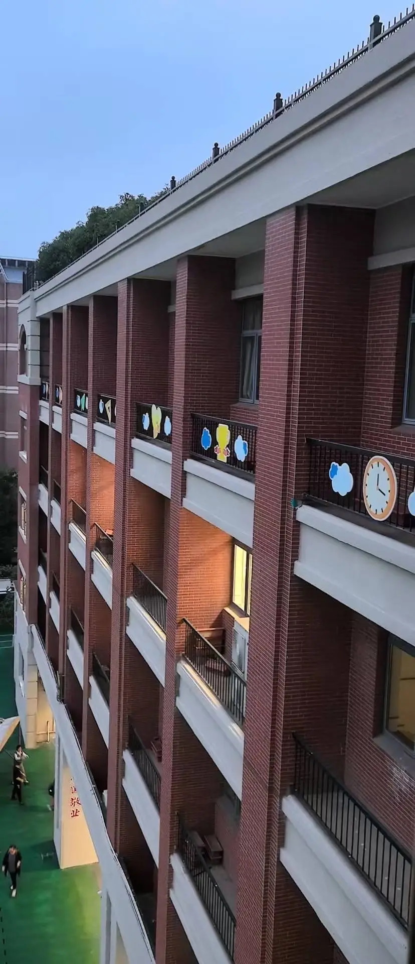 预防近视金点子频出！这所小学的巨型视力表太吸睛了  第3张