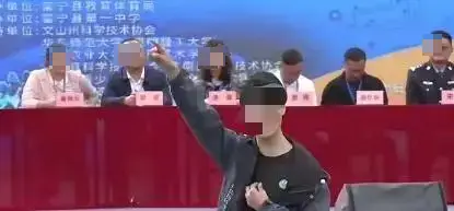 富宁一中学生质问学校有钱请无人机表演、修安娜草堂，没钱修宿舍，真相究竟如何？  第2张