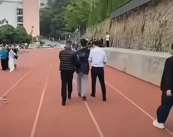 富宁一中学生质问学校有钱请无人机表演、修安娜草堂，没钱修宿舍，真相究竟如何？  第3张