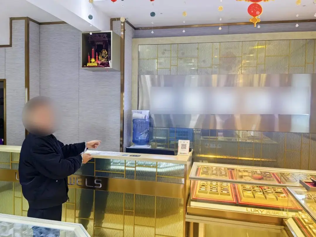 男子以结婚为由盗走 7 万余元黄金首饰  第1张