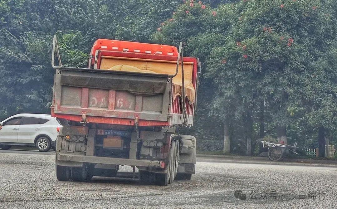 货车沿路抛洒滴漏危害大，绵竹市交通运输部门出手了  第1张