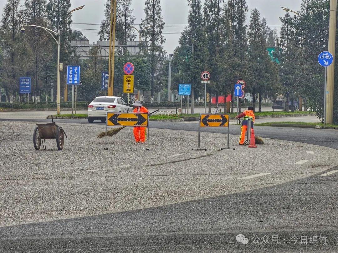 货车沿路抛洒滴漏危害大，绵竹市交通运输部门出手了  第2张