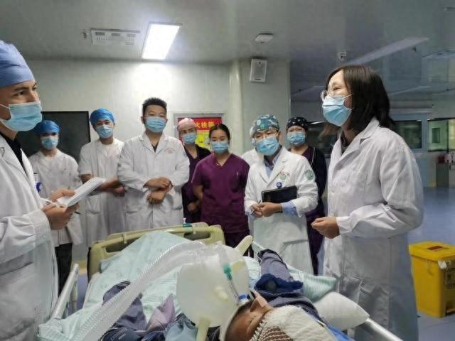 10 天！绍兴医师赴阿瓦提开展帮扶工作，身患疾病仍坚持每天查房
