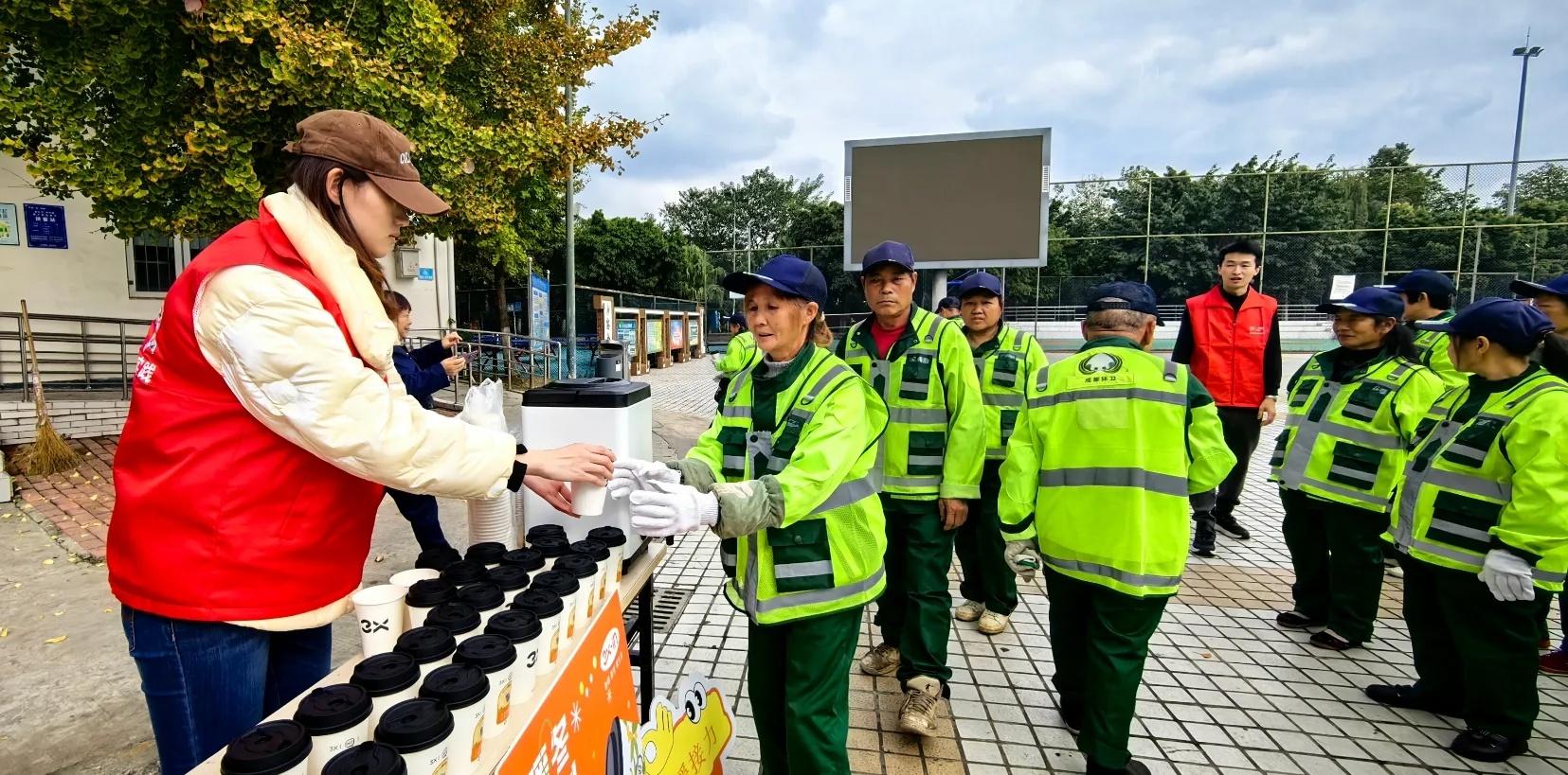 1000 多杯热饮，温暖新都初冬街头的一线劳动者