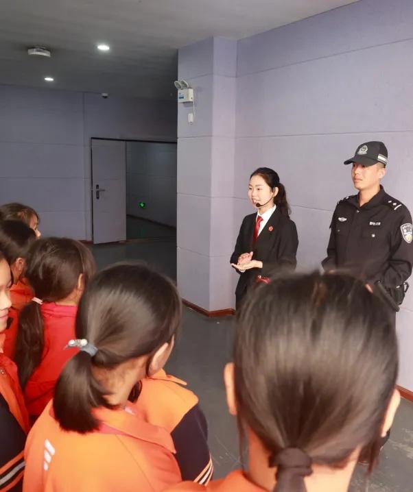 32 名女童走进法院，开启沉浸式法治之旅，你想知道她们经历了什么吗？  第2张