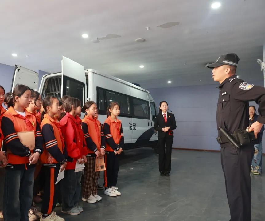 32 名女童走进法院，开启沉浸式法治之旅，你想知道她们经历了什么吗？  第3张
