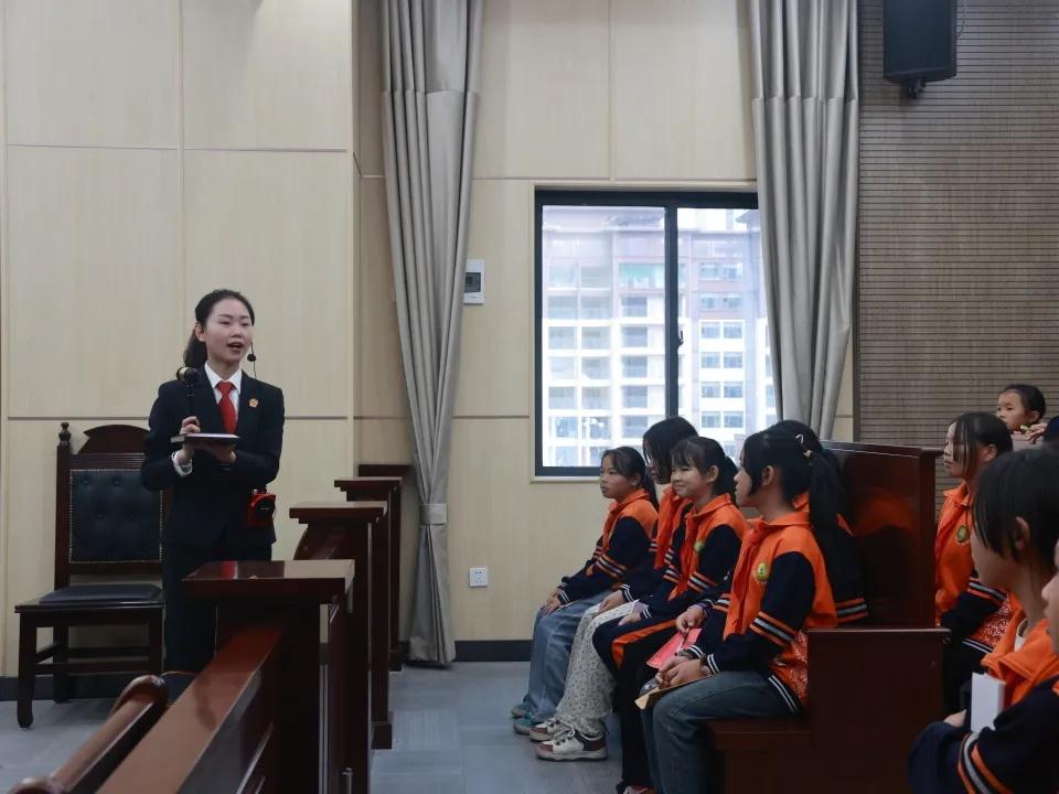 32 名女童走进法院，开启沉浸式法治之旅，你想知道她们经历了什么吗？  第4张