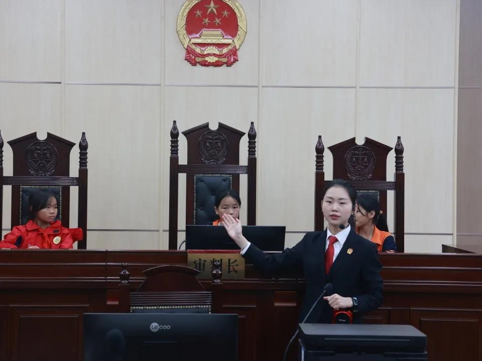 32 名女童走进法院，开启沉浸式法治之旅，你想知道她们经历了什么吗？  第6张